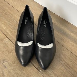 NWOT Black Leather Kiera Pump Trotters Heels Size 8.5w